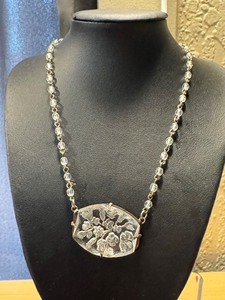 lot 25H image: Vintage Etched Glass Pendant Necklace with 15 Chain