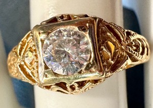 lot 6J image: 14k Gold Ring with Diamond, Size 6.5