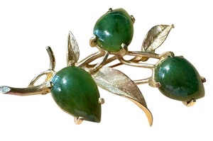 lot 8C image: Vintage 14k Gold Brooch with New Zealand Jade