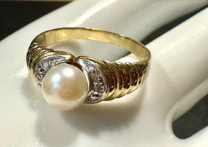 lot 9N image: Vintage 14k Gold Ring with Pearl and Diamonds