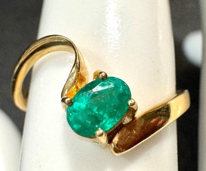 lot 10N image: 18k Gold Ring with Oval Emerald, Size 7.25