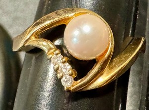 lot 15N image: 14k Gold Pearl and Diamond Ring, Size 7.5