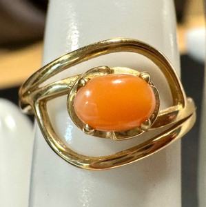 lot 18N image: 14k Gold Ring with Coral Stone, Size 7