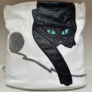 lot 63 image: Adorable Jonathan Lee Signed White Leather Shoulder Bag with Black Cat and Yarn Applique