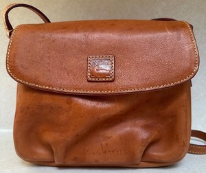 lot 41 image: Dooney & Bourke Tan Leather Crossbody Shoulder Bag