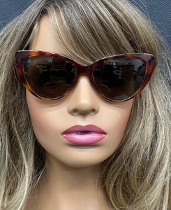 lot 76 image: Priv Revaux The Nightshade Polarized Cat Eye Sunglasses with Case