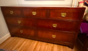 lot 21 image: Heritage Henredon Dresser With 7 Drawers of Storage