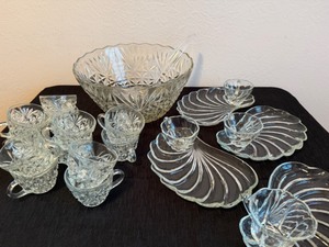 lot 17 image: Punch Bowl With Cups and Four Dessert Plates