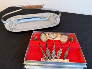 lot 54 image: Reed & Barton Silverplated Party Set with Serving Tray
