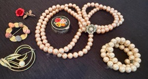 lot 8C image: Beautiful Classic Pearls & Brooches