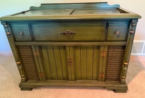 lot 5 image: Magnavox StereoRecord Player