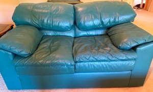 lot 26 image: Fairmont Collection Green Leather Loveseat