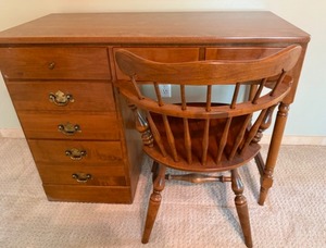 lot 11 image: Ethan Allen Desk & Swivel Chair