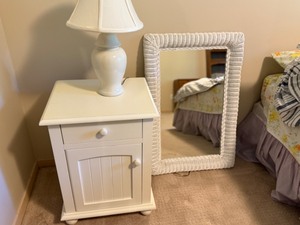 lot 38 image: White Night Stand Cabinet with Mirror & Lamp