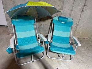 lot 40 image: Plastic Lawn Chairs with Umbrella