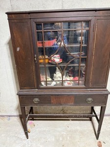 lot 25 image: Mid Century Modern Hutch With Glass Doors and Great Storage