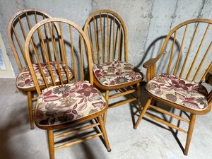 lot 49 image: 4 Sturdy Oak Kitchen Chairs