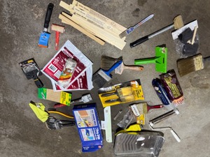lot 73 image: Nice Variety of Painting Supplies
