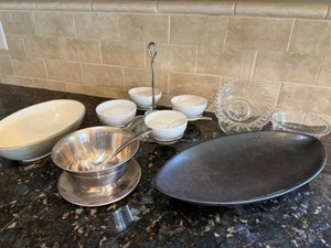lot 52 image: Entertaining Pieces with Lenox Bowl & Bubble Dishes