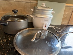 lot 42 image: Calphalon Skillet, Large Cooking Pot, Toastmaker Rice Cooker & Glass Cutting Board