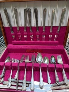lot 66 image: Oneida Tuder Plate Silverware Set In Storage Box