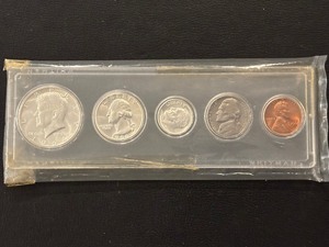 lot 132 image: 1964 Mint Set