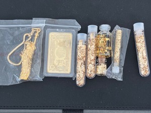 lot 163 image: Gold Flakes