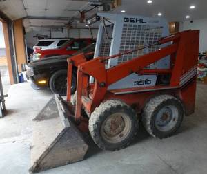 lot 3 image: Gehl 3510 Skidsteer - 3 buckets - Works great