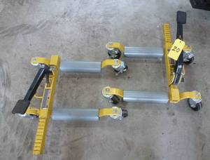 lot 20 image: Set of TWO Daytona car wheel liftsdolly 1300 lb each