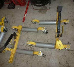 lot 21 image: Set of TWO Daytona car wheel liftsdolly 1300 lb each