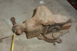 lot 32 image: 3-12 inch vise