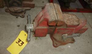 lot 33 image: 4 inch vise