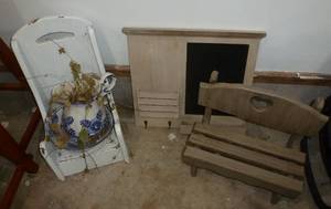 lot 71 image: Group of plant stands  dcor items