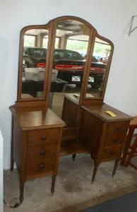 lot 80 image: Very Nice Vintage dresser with large 3 wing mirror