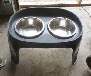 lot 104 image: Dog bowls for medium to large size dog