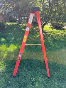 6 ft Werner Fiberglass Step Ladder, 300lbs Load Capacity