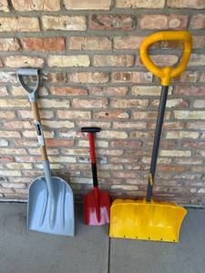 lot 7 image: Set of 3 Snow Shovels with Ergonomic Handles