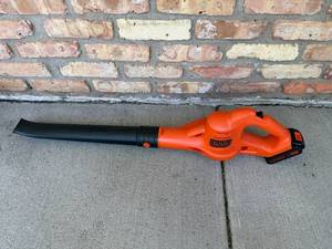 lot 11 image: BlackDecker 20V Lithium Cordless Leaf Blower