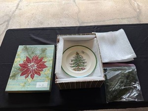 lot 23 image: Spode Christmas Tree Dinner Plate with Original Box