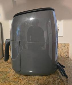 lot 68 image: Dash Compact Electric Air Fryer