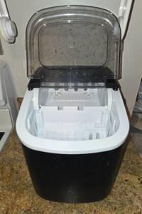 lot 69 image: Aglucky HZB-12H Portable Ice Maker in Black
