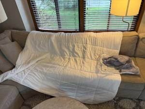 lot 101 image: West Horizon Home Queen Quilt with Cotton Cover and Pillow Shams - Couch Not Inc - Comforter Only