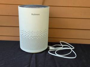 lot 112 image: Holmes Air Purifier HAP360W with Multi-Speed and Timer