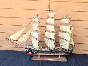 lot 113 image: Fragata Siglo XVIII Model Ship with Display Stand