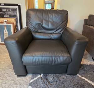 lot 117 image: Gently Used Leather Recliner Chair with Dark Finish