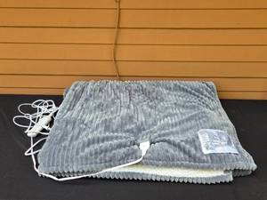 lot 123 image: Twin Size Heated Blanket with Corded Controller