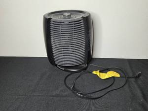 lot 139 image: Honeywell EnergySmart Oscillating Electric Heater