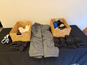 lot 162 image: Assorted Winter Clothing Bundle - Gloves and Thermal Pants