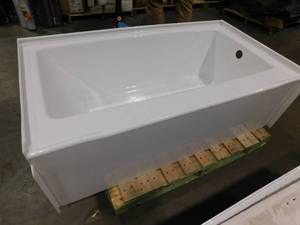 lot 32 image: Delta Classic 500 60 in. x 32 in. Alcove Deep Soaking Bathtub with Right Drain in High Gloss White