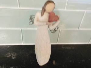lot 3 image: Willow Tree Angel of the Heart Figu...